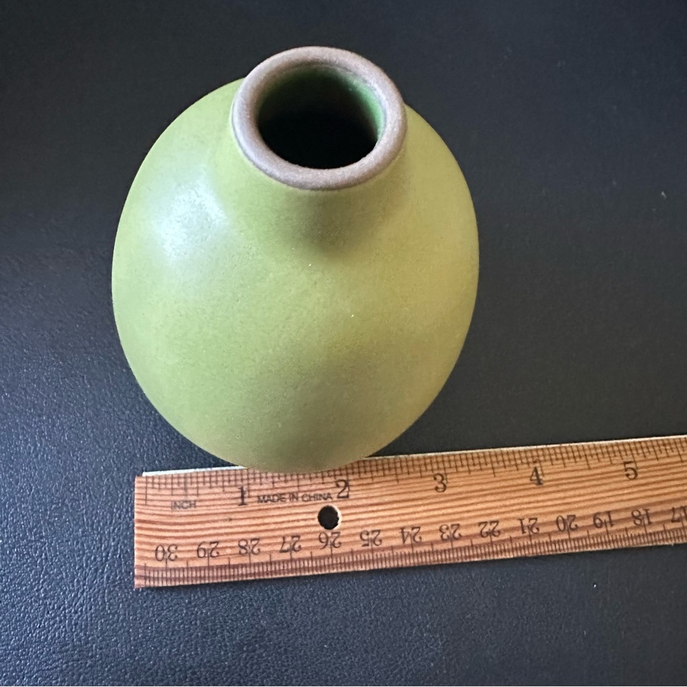 Heath Ceramics Bud Vase- Tomatillo - Picture 4 of 8